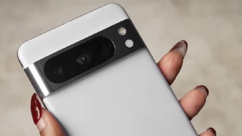 Pixel 8 Pro uniká na živém snímku. Ten odhaluje jednu zvláštnost