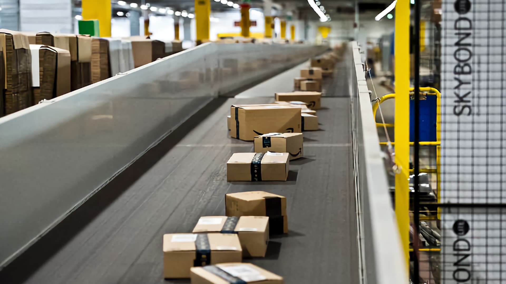 V Kojetíně vyrostlo velké distribuční centrum Amazonu. Pomáhají i roboti