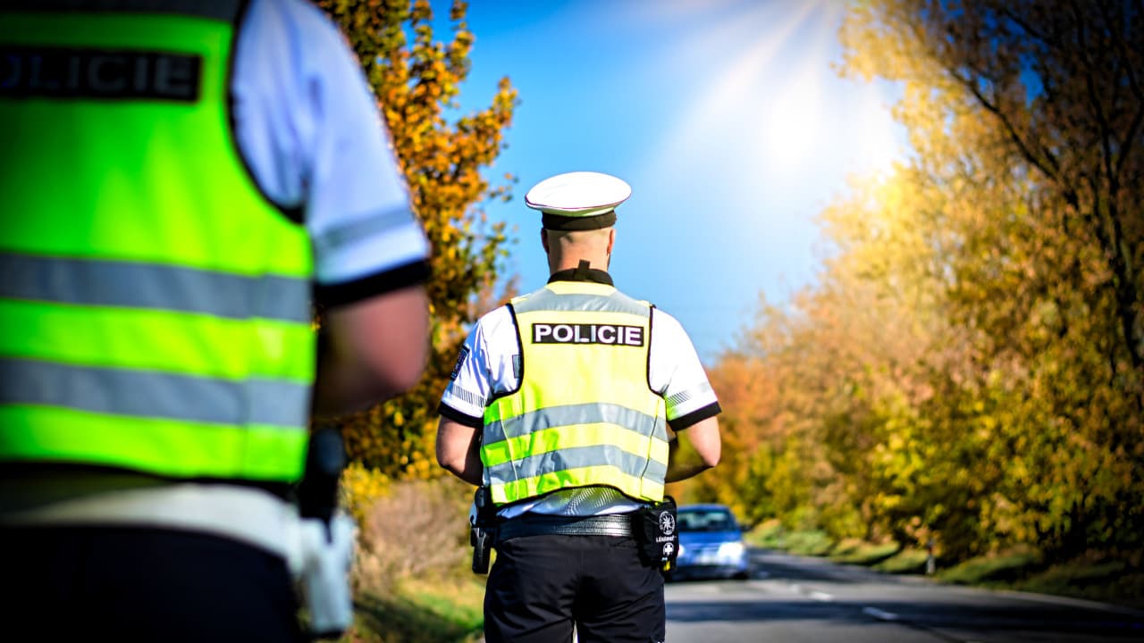 Fotografie znázorňující policisty při práci | foto: Dopravní policie Jičín