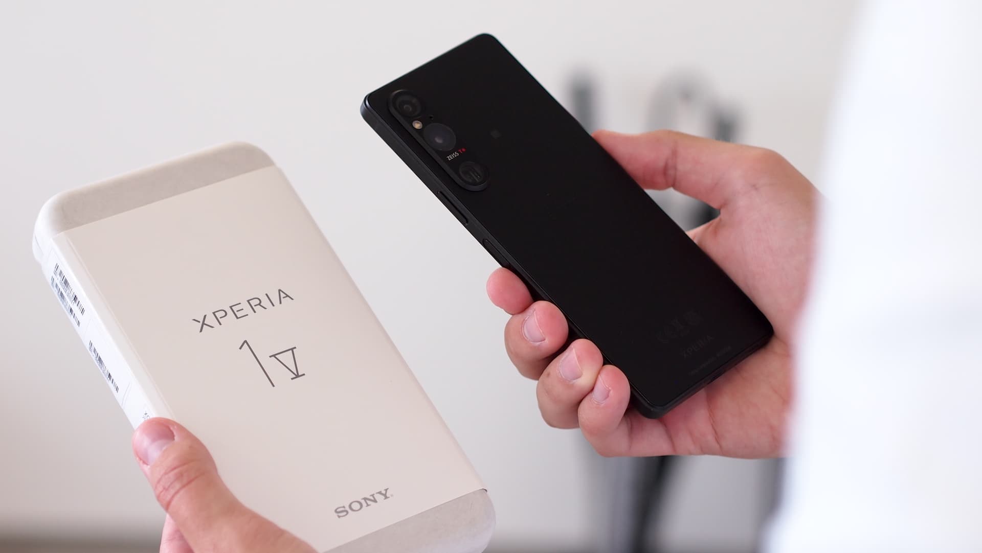 Konec úzkého designu. Novinka od Sony se přiblíží tradičním telefonům