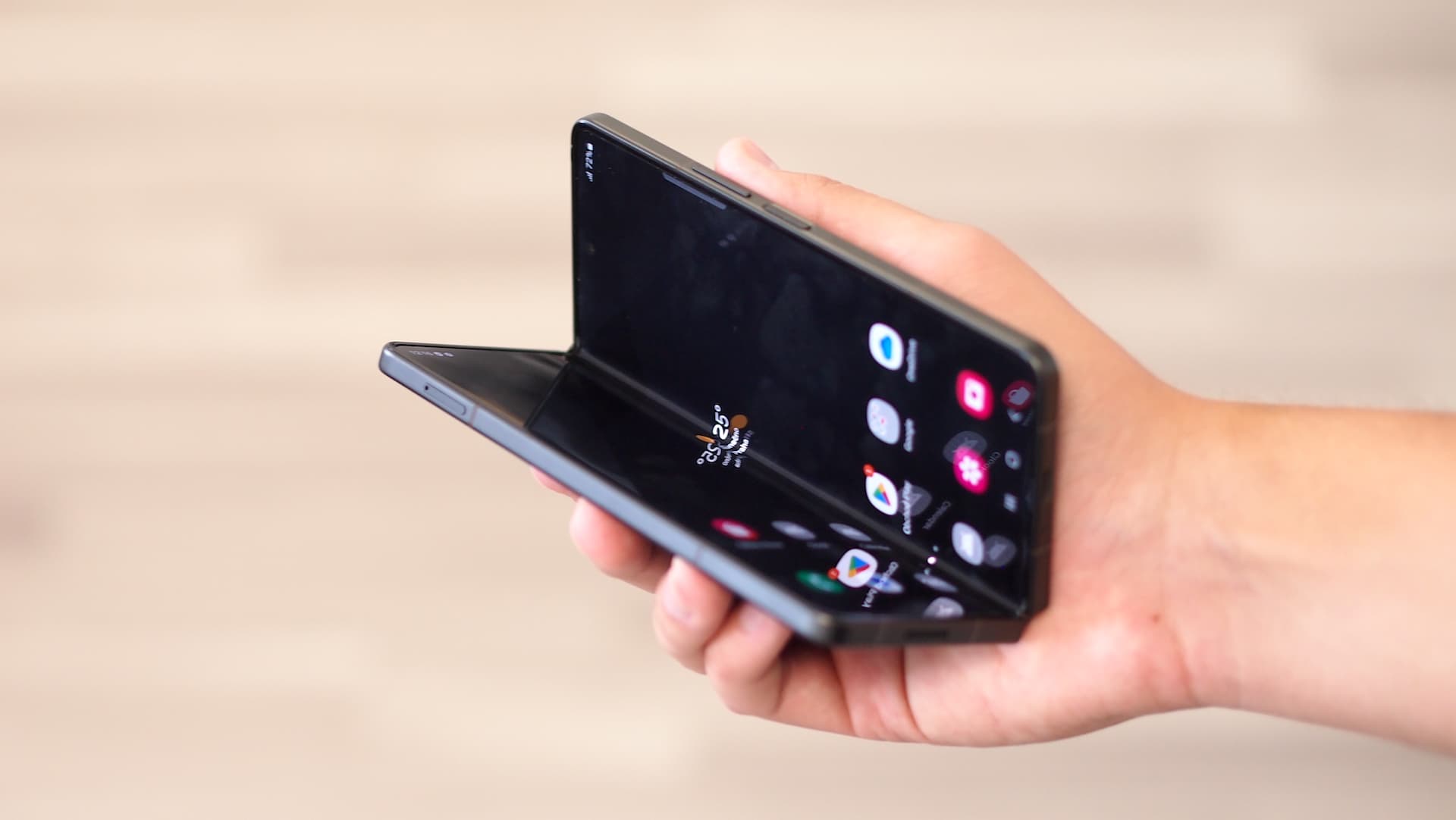 Samsung Galaxy Z Fold 5 v ruce