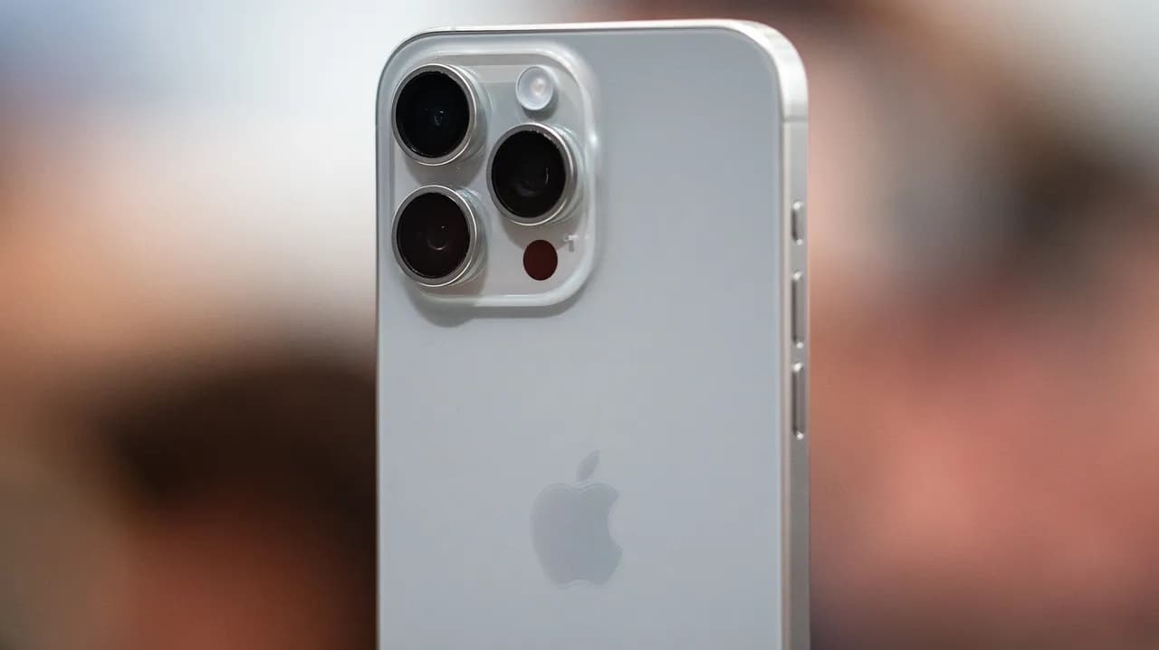 iPhone 15 Pro Max je druhý nejlepší fotomobil světa. Koho nepřekonal?