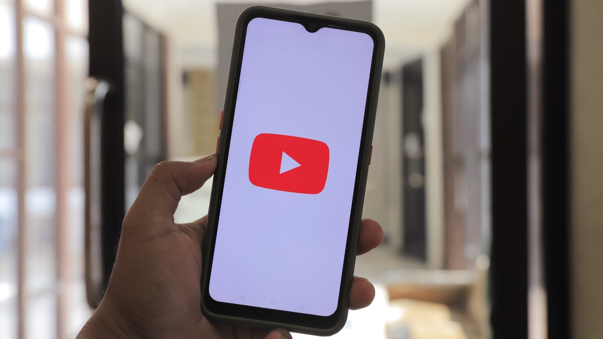 YouTube na mobilu | foto: Pexels