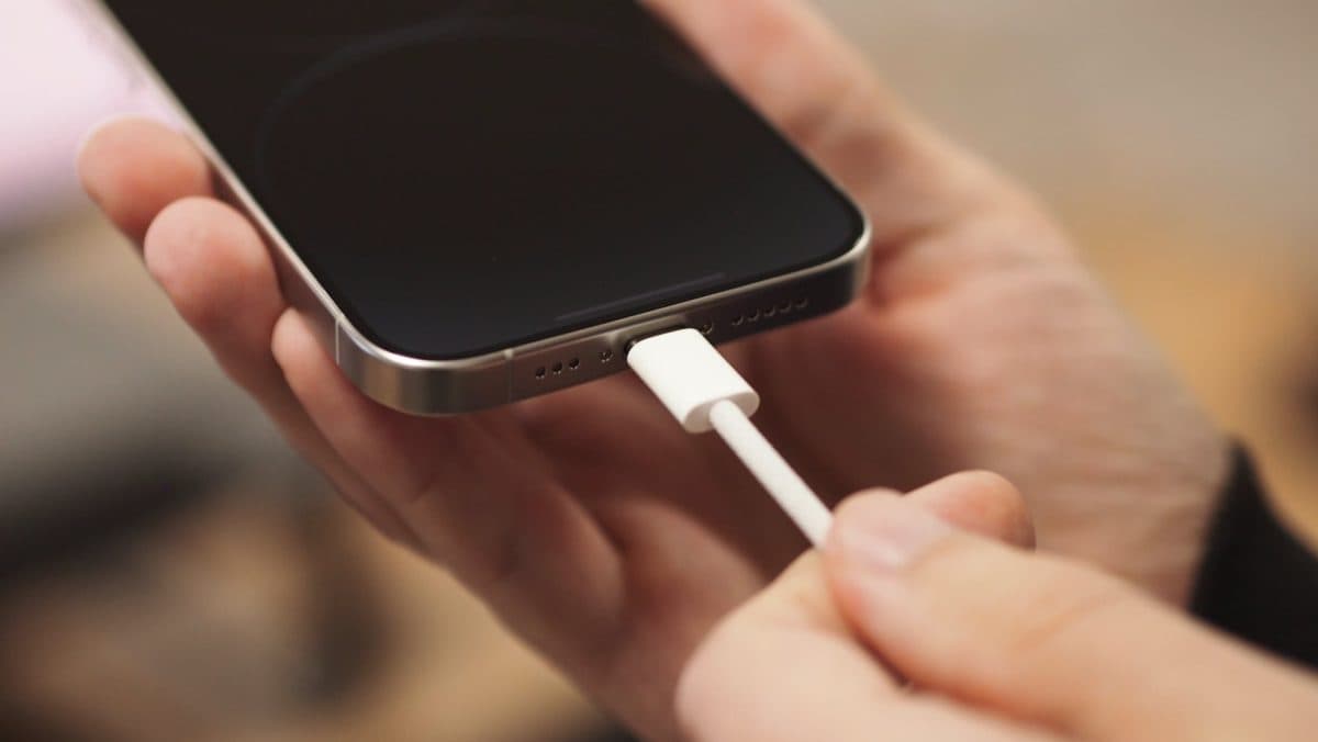 Nabíjení iPhonu přes USB-C kabel | Zdroj: Luboš Srb