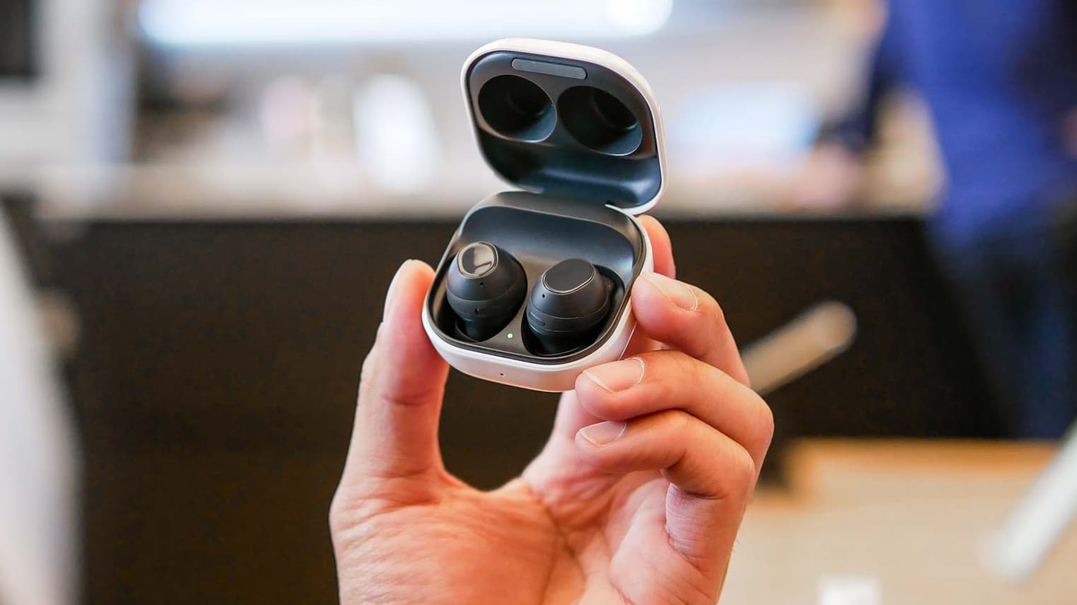 Samsung představil i sluchátka. Galaxy Buds FE mají ANC a přívětivou cenu