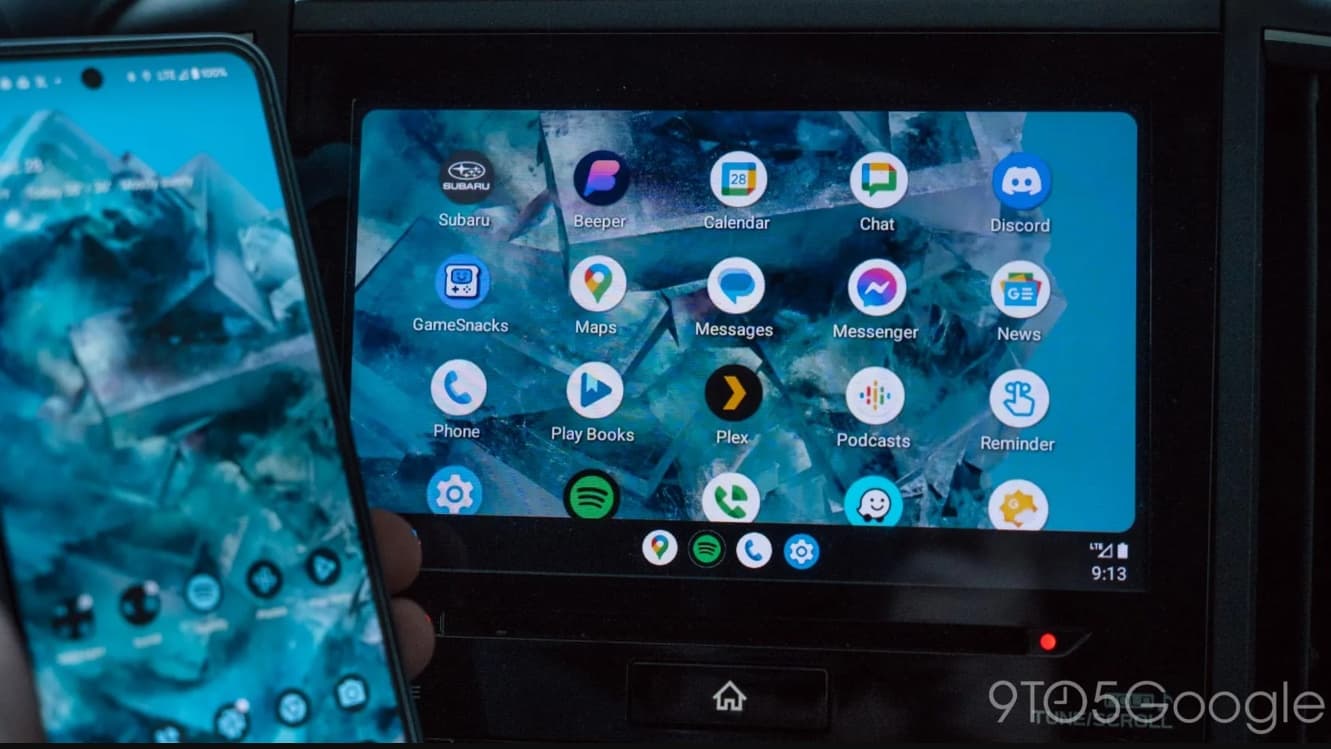 Na Android Auto se zobrazí tapeta a ikony připojeného telefonu | foto: 9to5Google