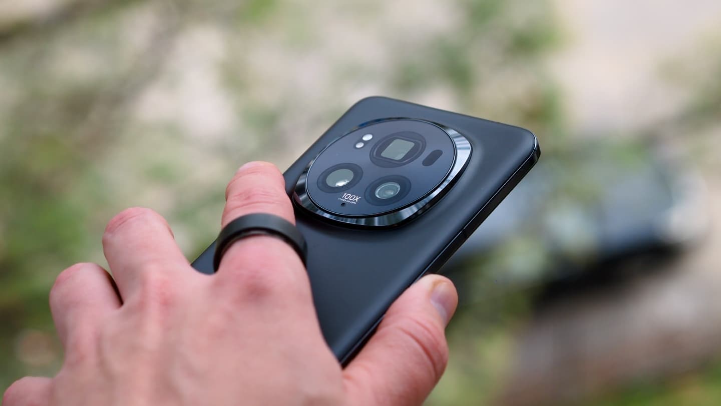 Telefon je sice větší, ale v ruce se drží dobře
