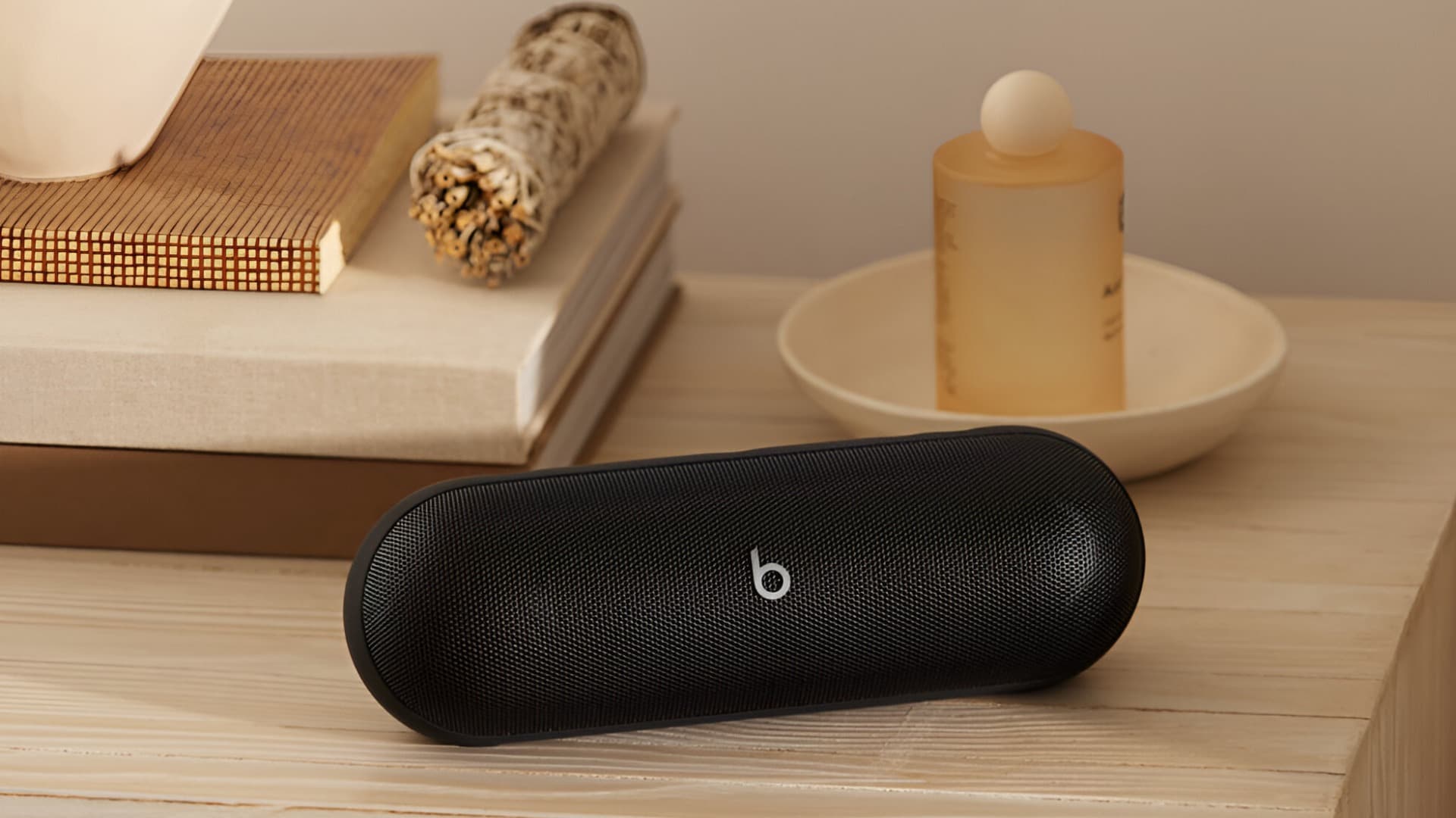 Apple představil stylový reproduktor Beats Pill. Zaujme dlouhou výdrží a voděodolností