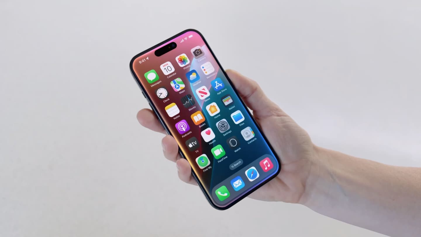 Apple omezil umělou inteligenci jen na iPhone 15 Pro. Má však dvojí metr