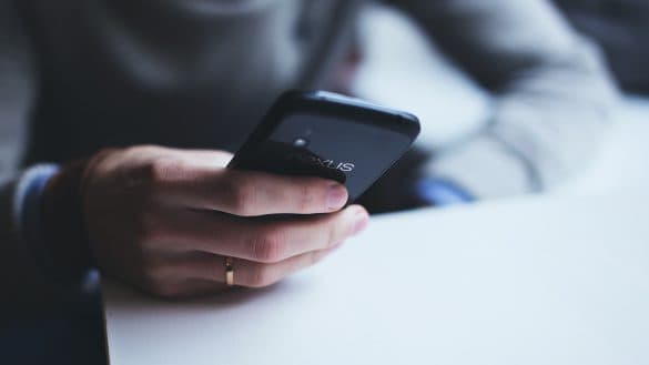 Na Androidu a iOS začaly fungovat bezpečnější RCS zprávy. Kdy se jich dočkají Češi?