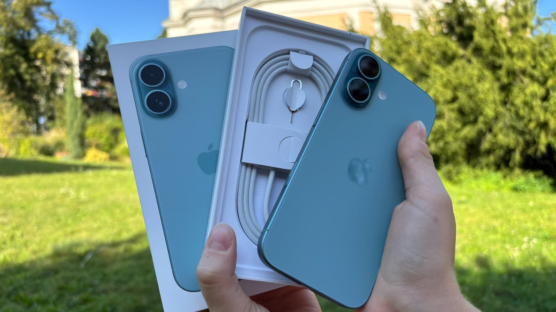 Po nových iPhonech 16 se jen tak zaprášilo. Kdy přijde další várka do Česka?