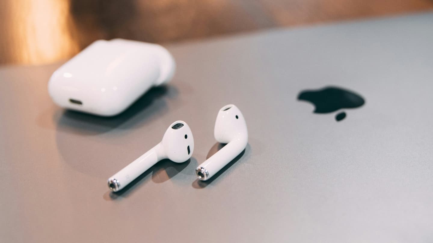 Bezdrátová sluchátka Apple AirPods | foto: Unsplash