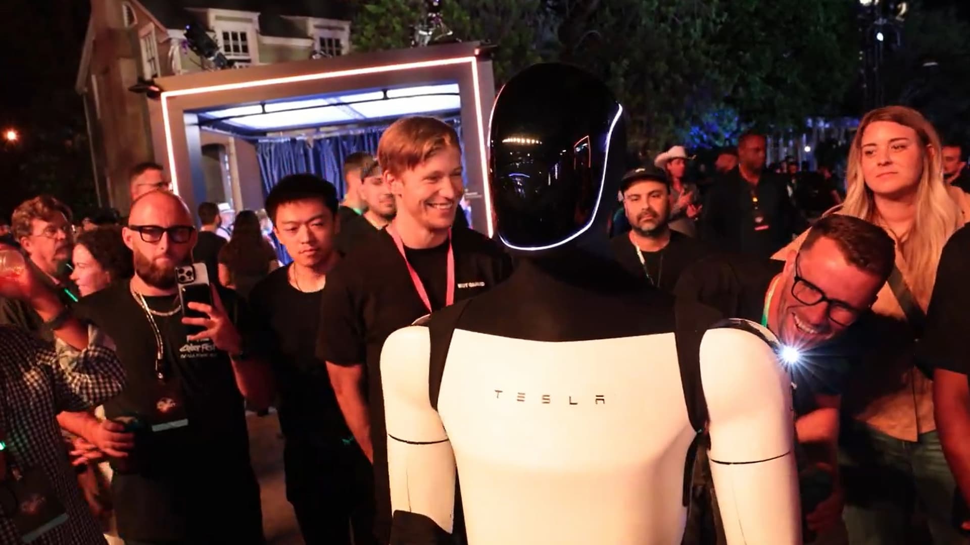 The Tesla Optimus robots were partially controlled by humans during the Tesla event