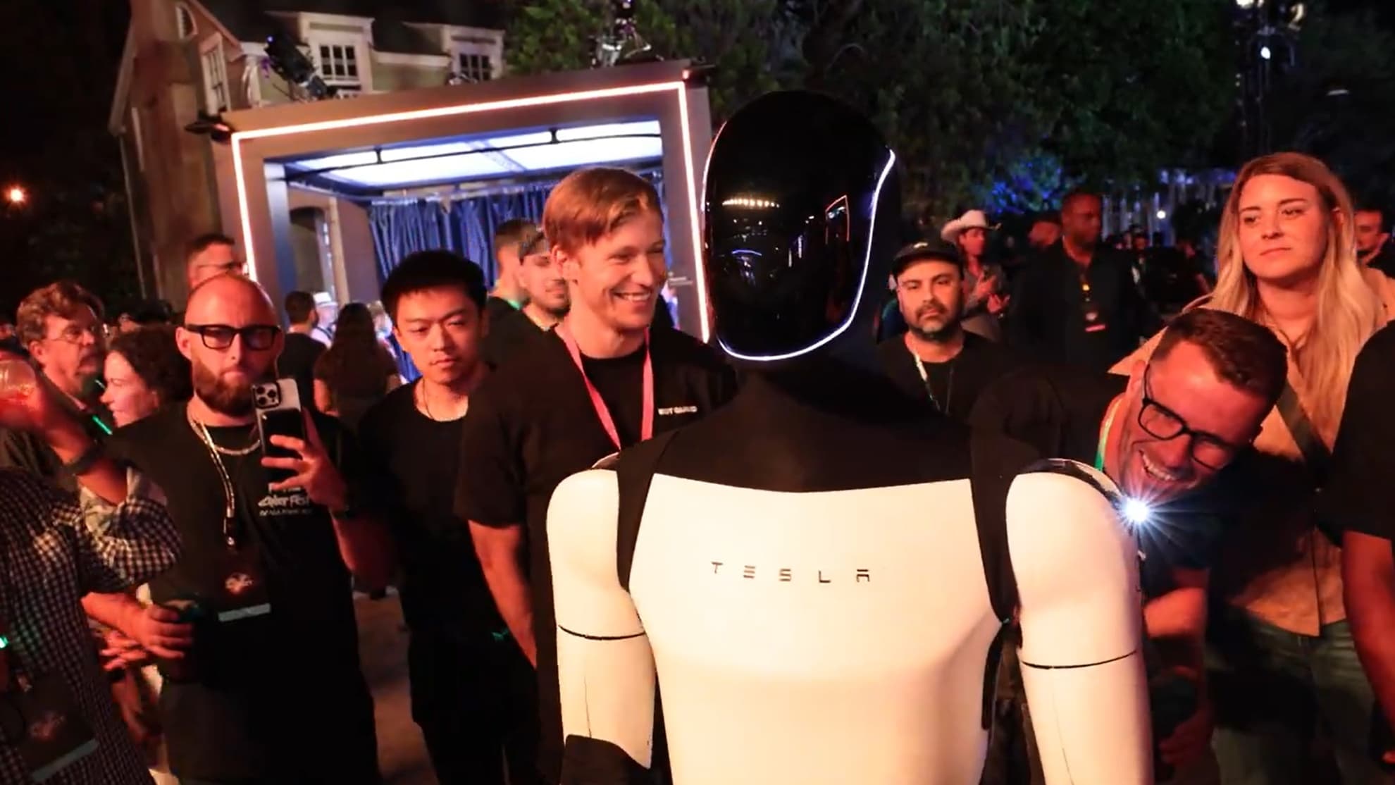 Roboty Tesla Optimus během akce Tesly částečně ovládali lidé