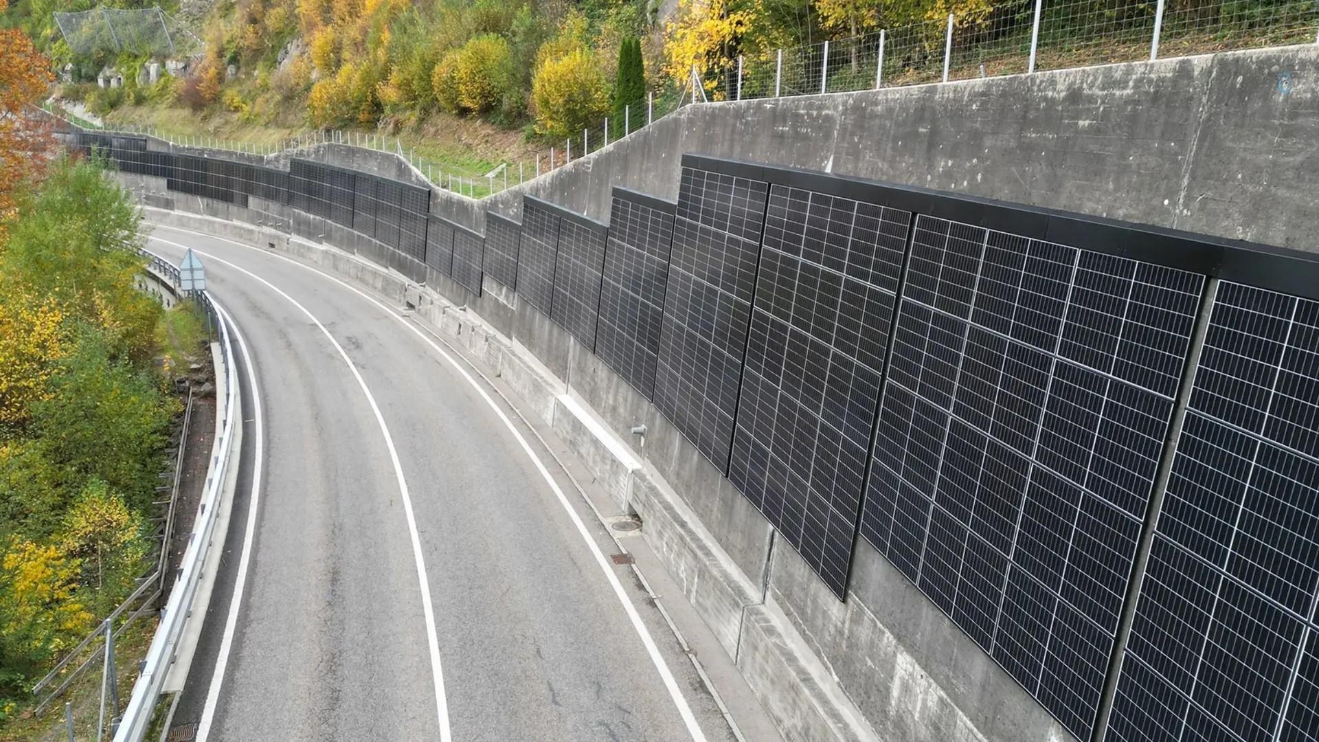 Vertikální fotovoltaická eletrárna