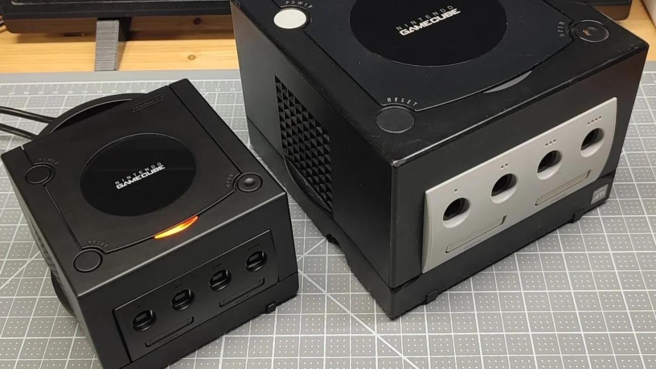 GameCube Mini vedle původního modelu