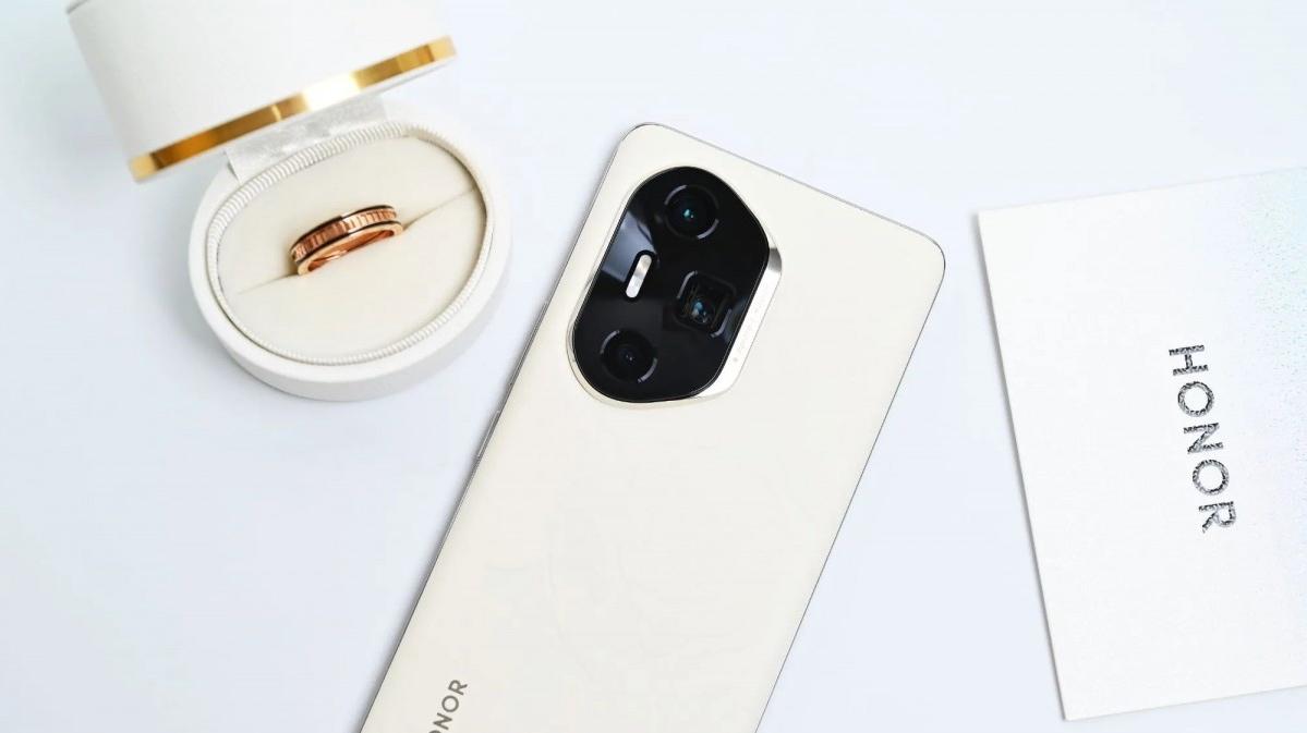 Honor 300 in white