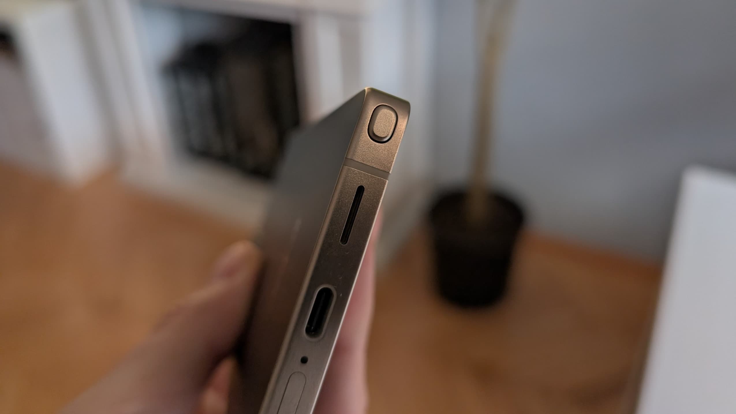 Stylus schovaný v těle telefonu Samsung Galaxy S25 Ultra | foto: Ondřej Koníček