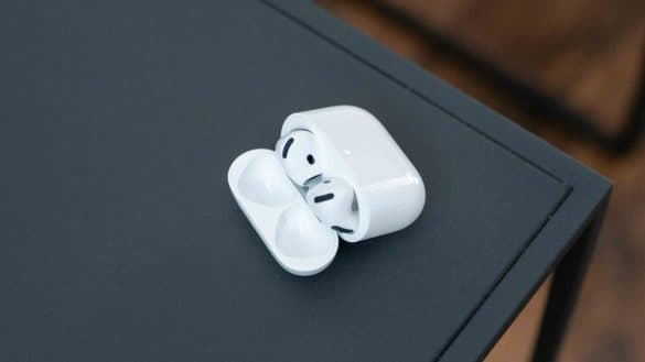 Vodafone rozdává AirPods 4 za 1 Kč. Má to ale jednu podmínku
