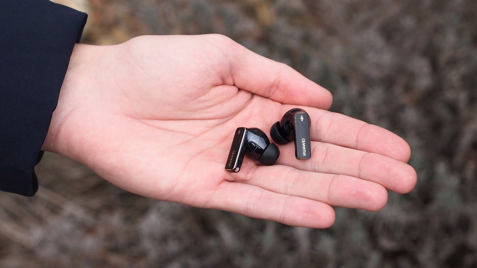 Huawei FreeBuds Pro 4, sluchátka v ruce | foto: Luboš Srb