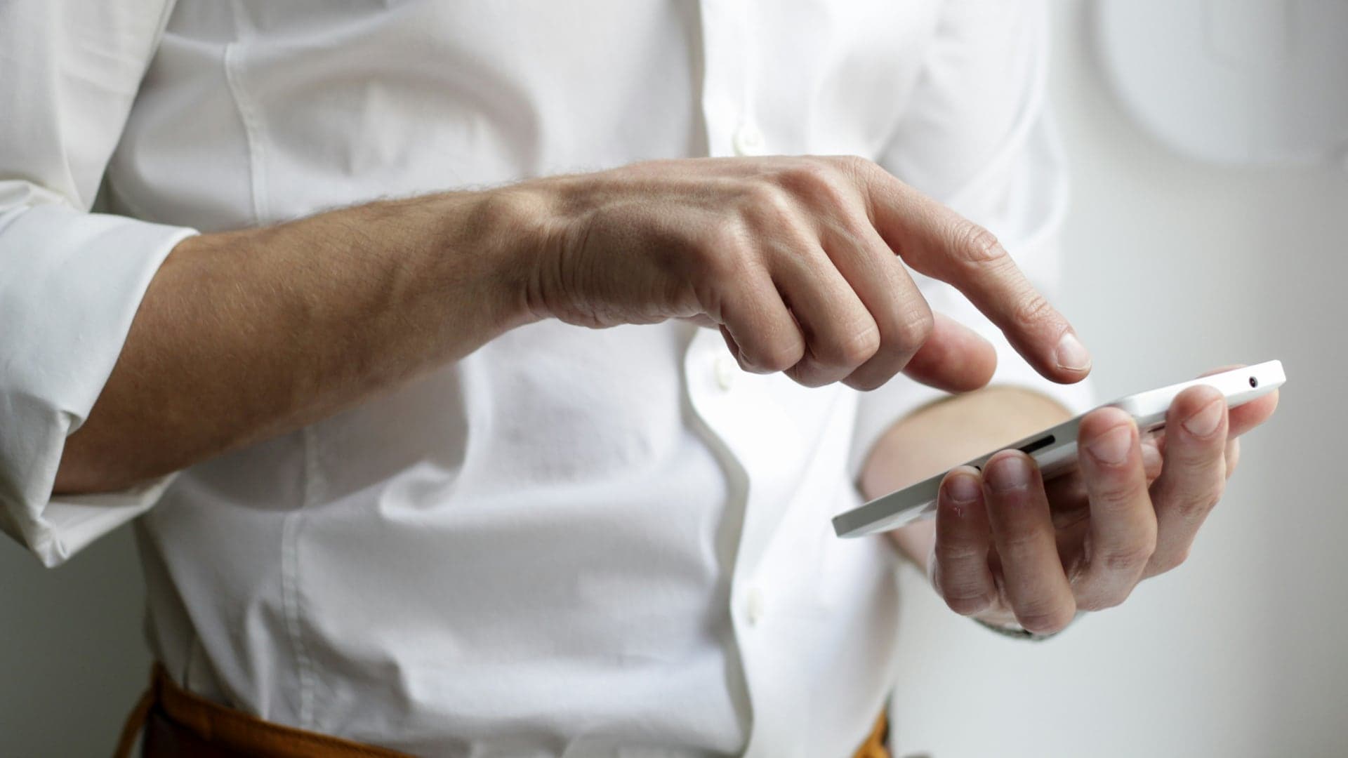 Smartphone v ruce | foto: Unsplash
