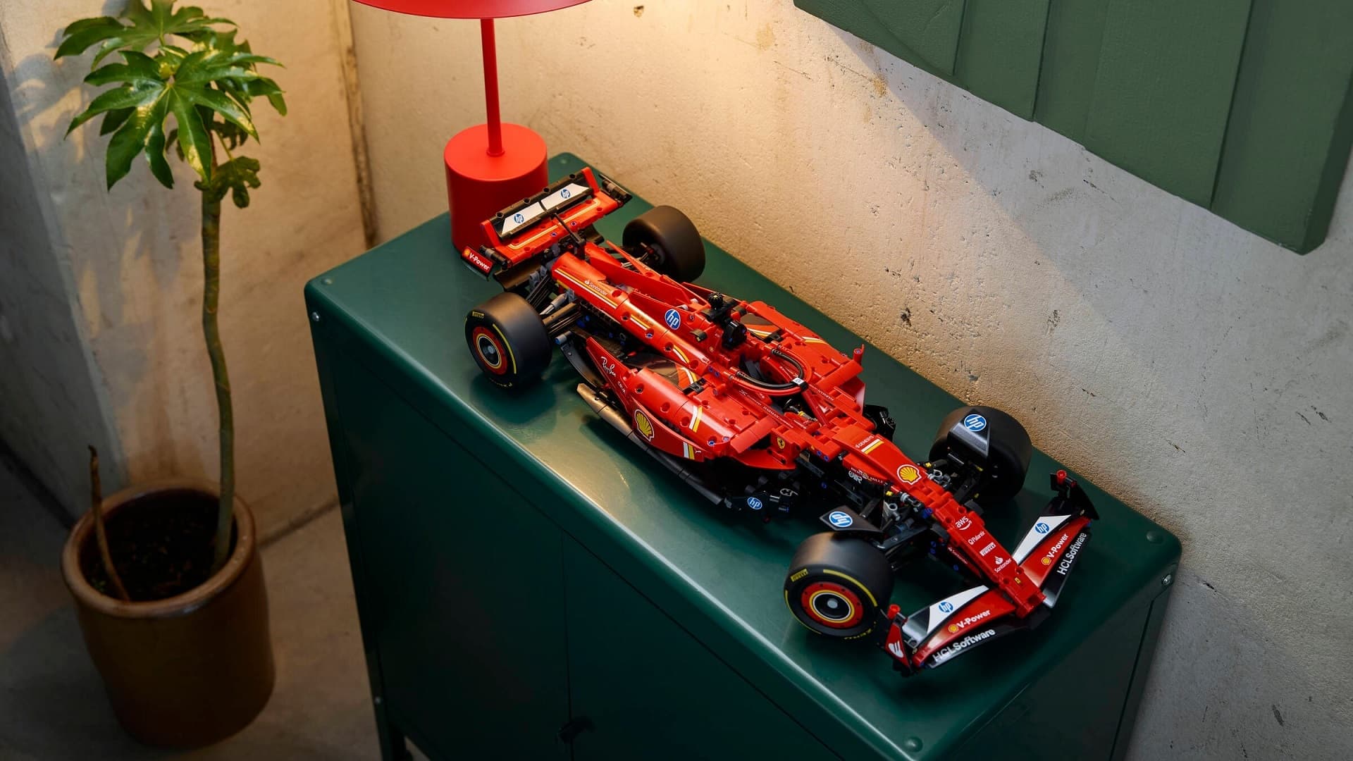 Zmenšený model Ferrari SF-24 z kostiček LEGO | foto: Lego