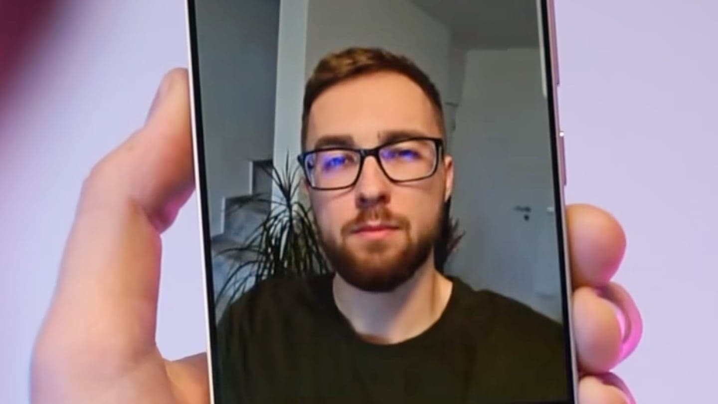 A zde výsledek. Galaxy AI odstranila ruku a dokreslila tvář | foto: Roman Macháč