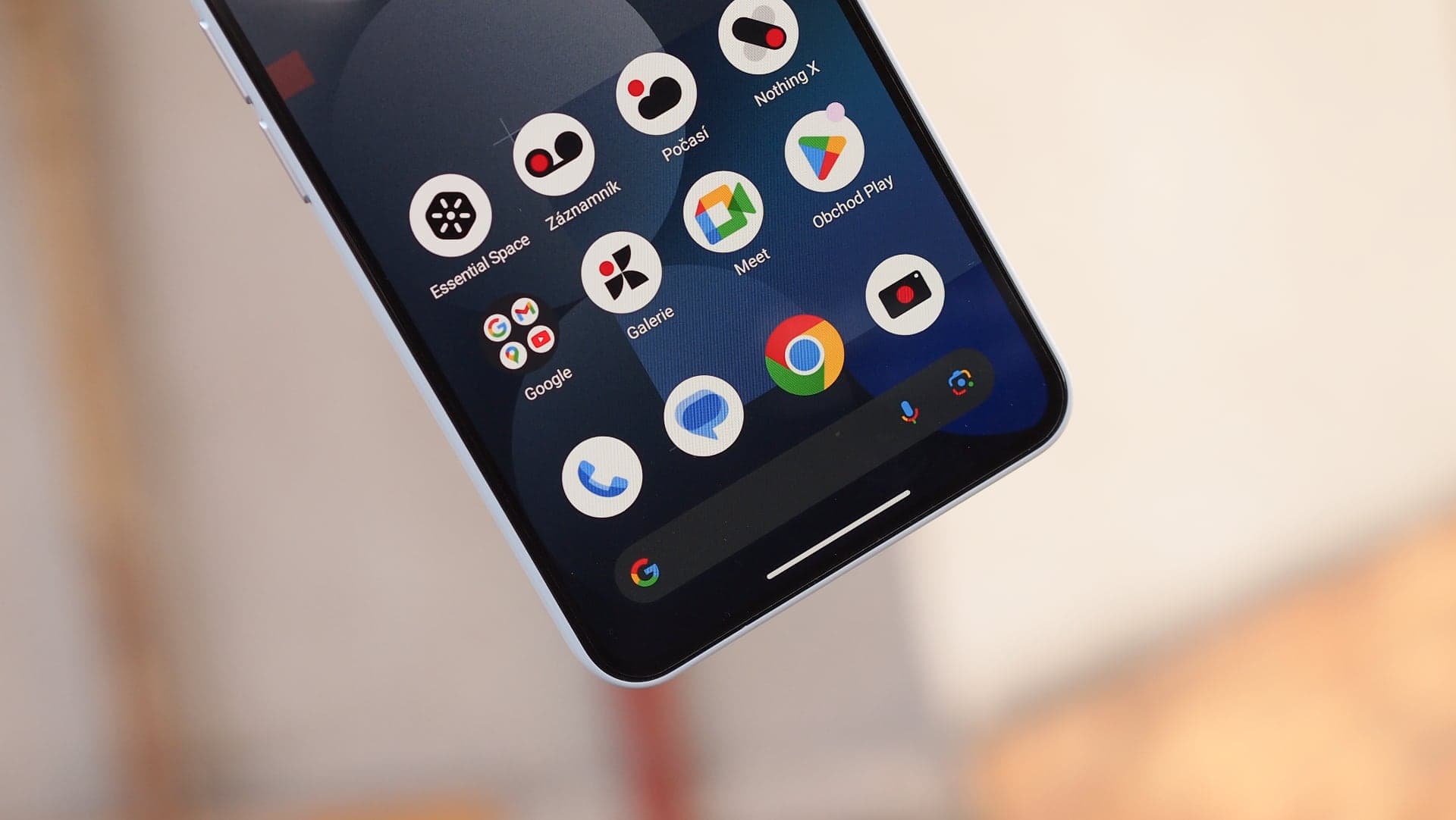Nothing Phone (3a) Pro, spodní část displeje | foto: Luboš Srb