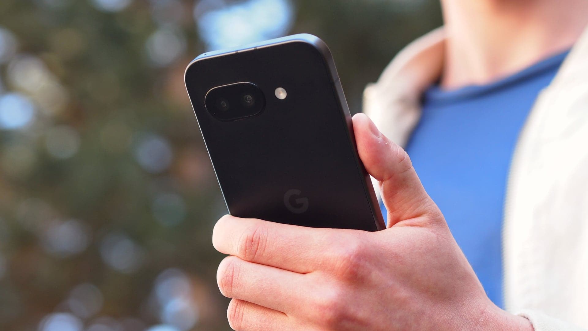 Google Pixel 9a v ruce | foto: Luboš Srb