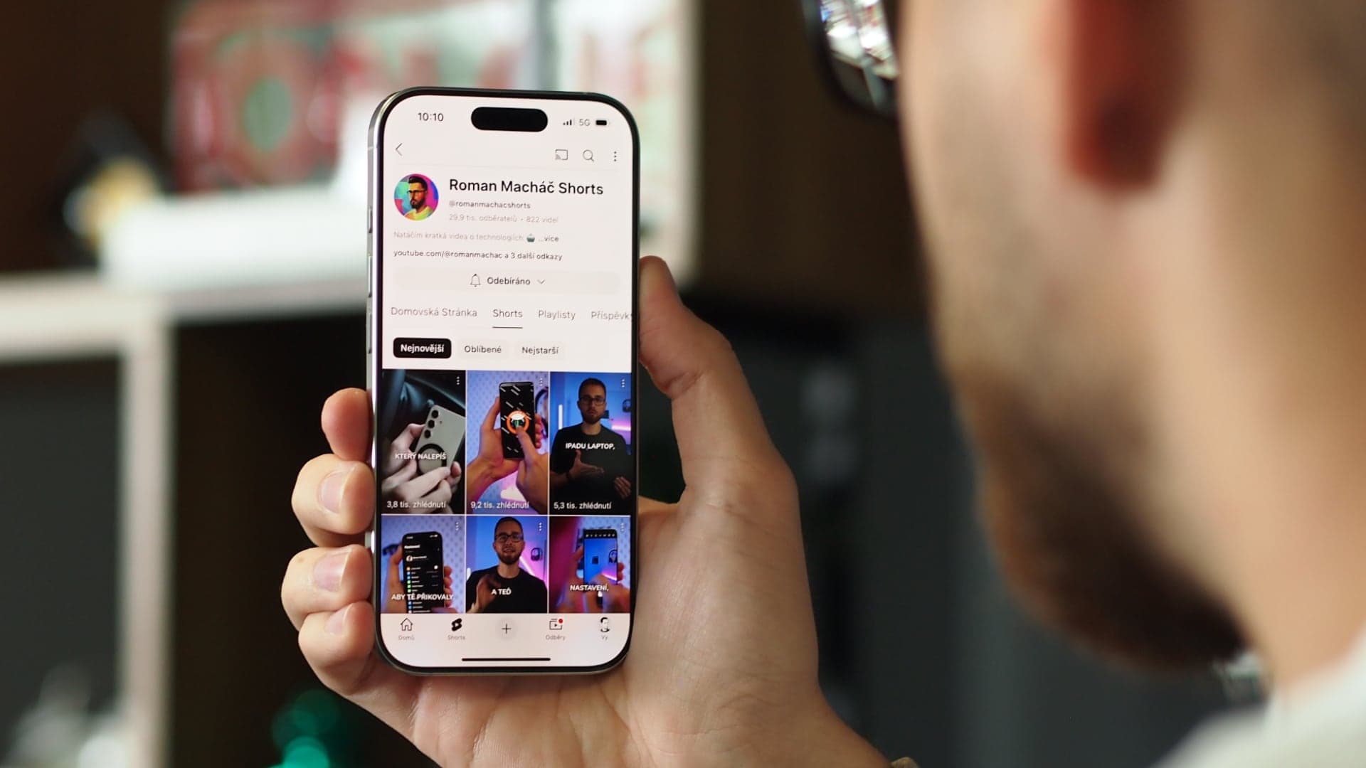 YouTube na mobilu | foto: Luboš Srb