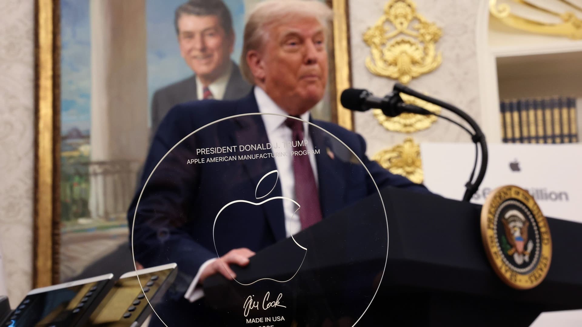 Donald Trump dostal od Tima Cooka skleněnou sochu | foto: The Verge 