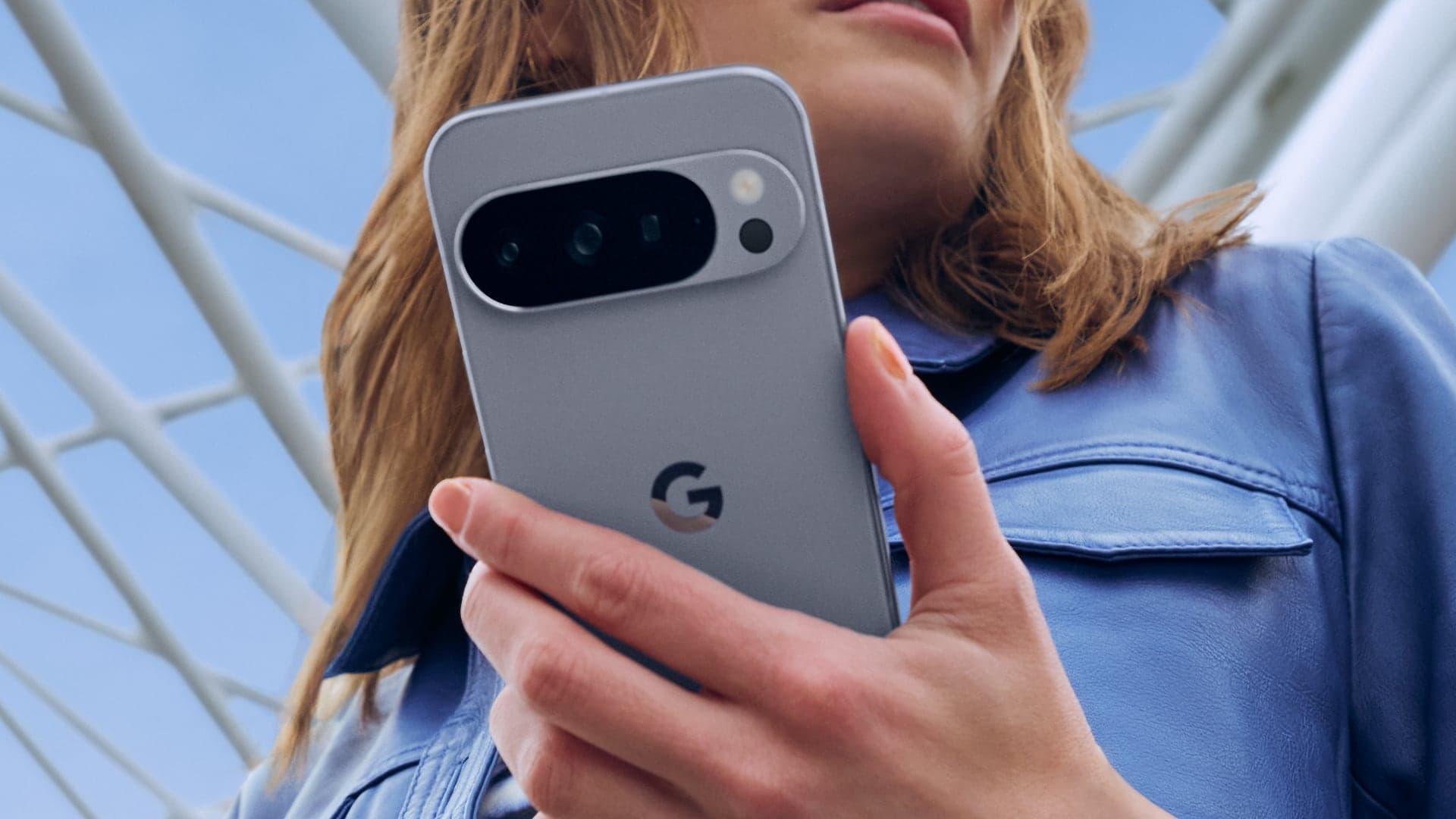 Google Pixel 10 Pro v ruce | foto: Google