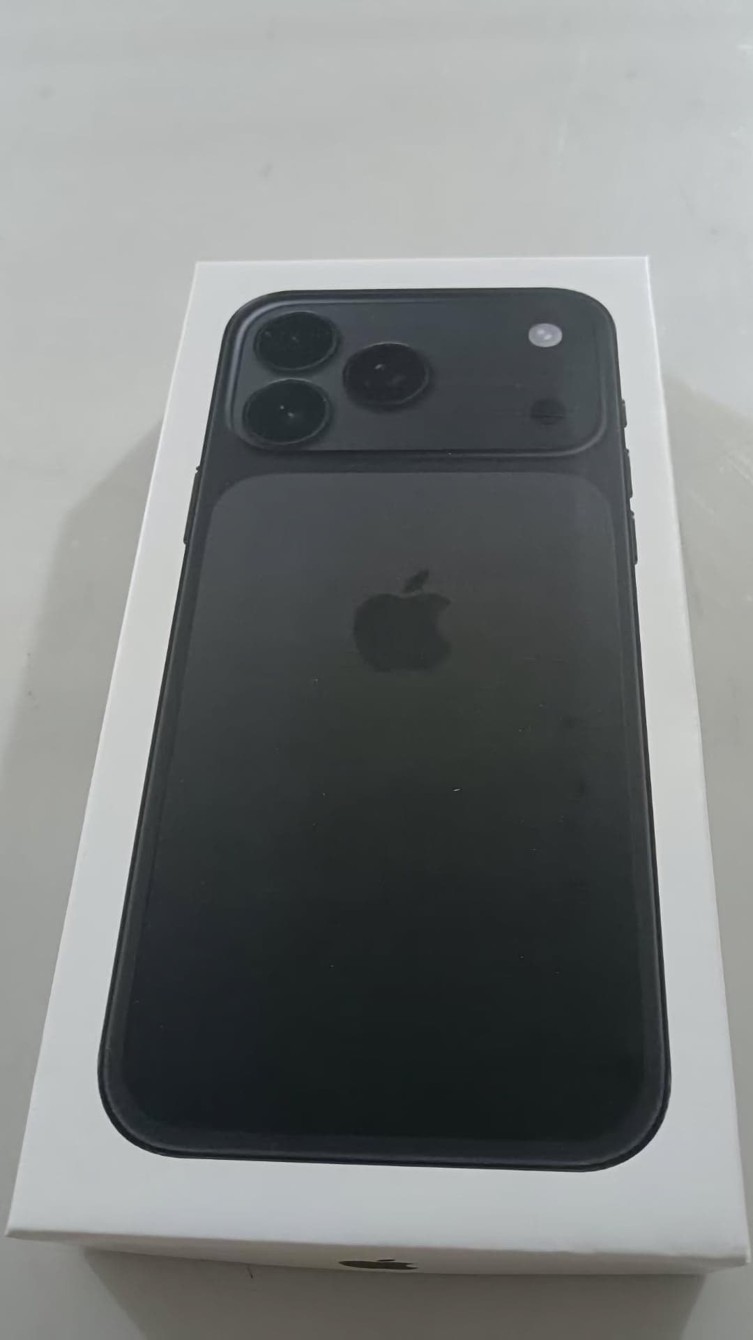 Kopie iPhone 17 Pro z Číny, balení | foto: Sonny Dickson