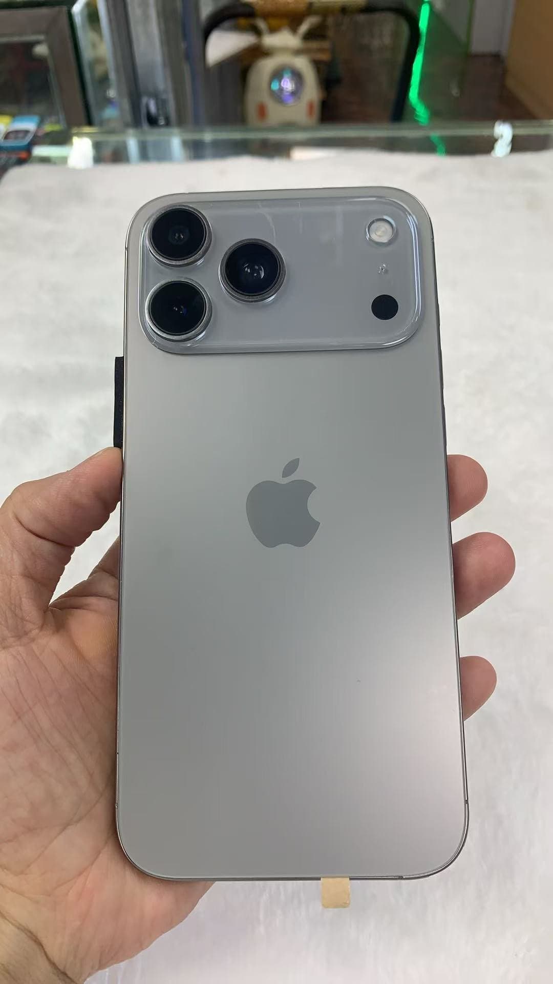 Kopie iPhone 17 Pro z Číny, zezadu | foto: Sonny Dickson