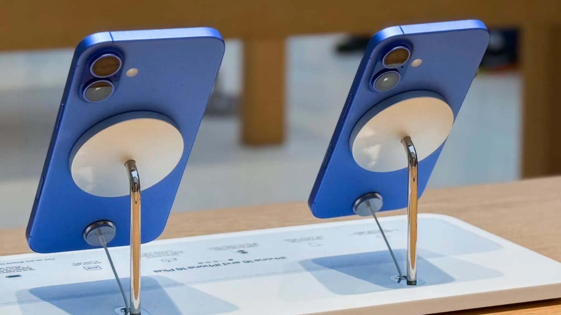 iPhone 17 přichycený v MagSafe stojánku | Zdroj: 9to5Mac
