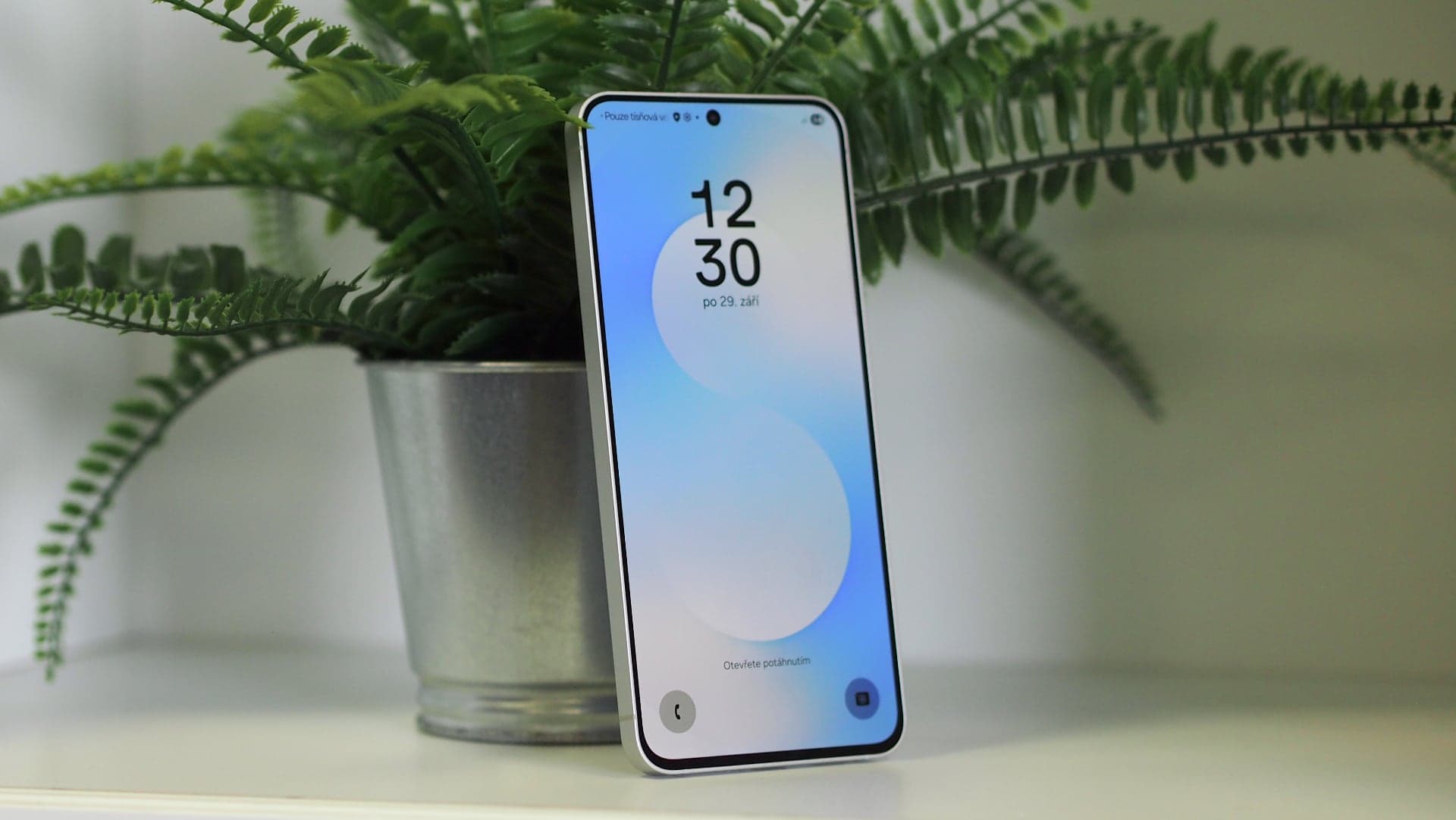 Samsung Galaxy S25 FE, zepředu | Zdroj: Luboš Srb