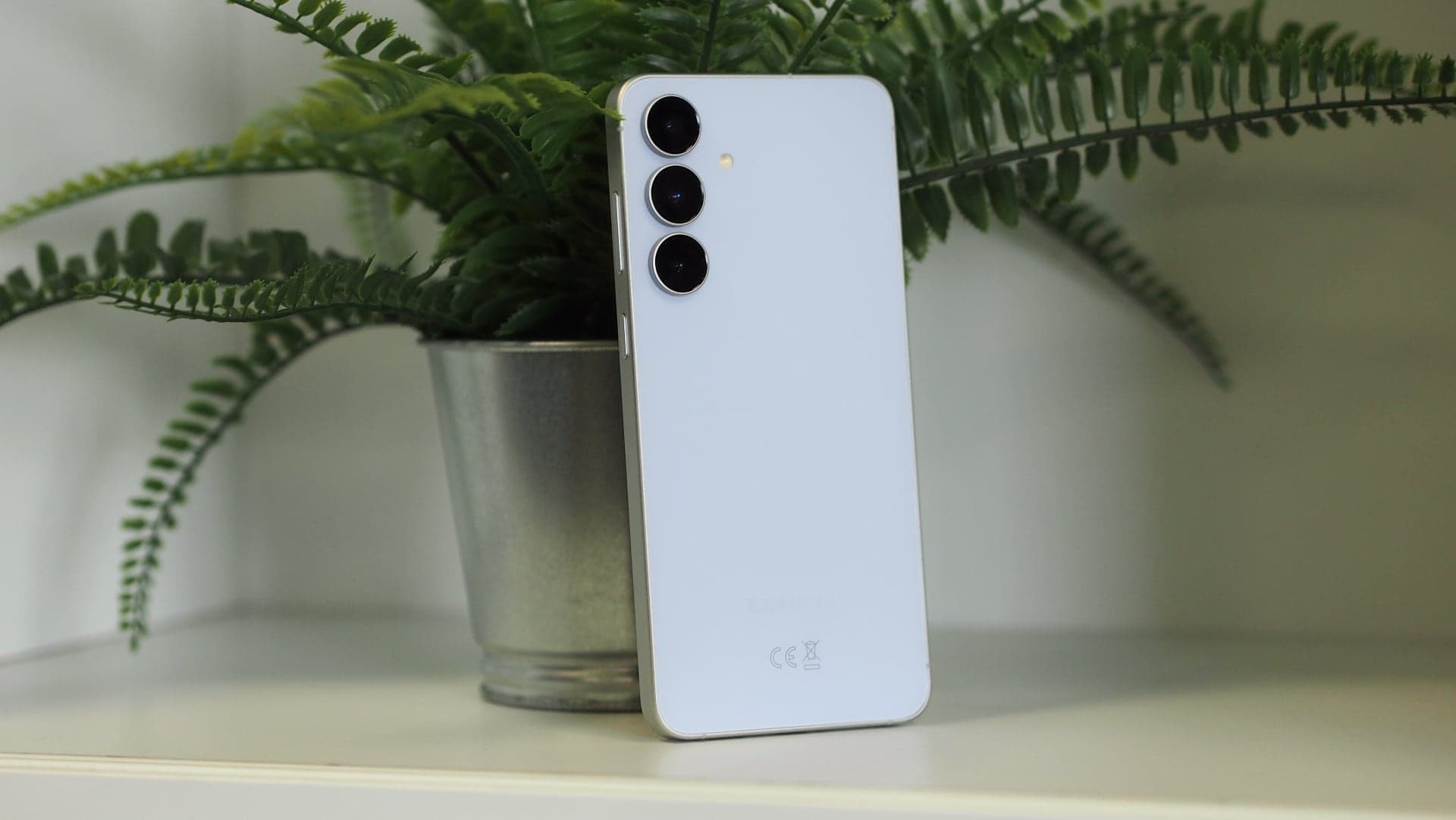 Samsung Galaxy S25 FE, zezadu | Zdroj: Luboš Srb