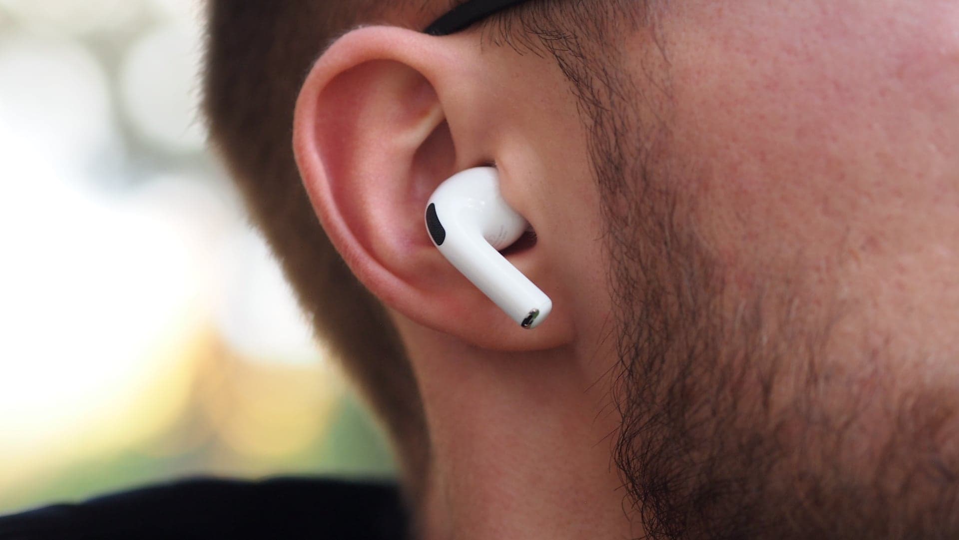 AirPods Pro 3 v uších | Zdroj: Luboš Srb