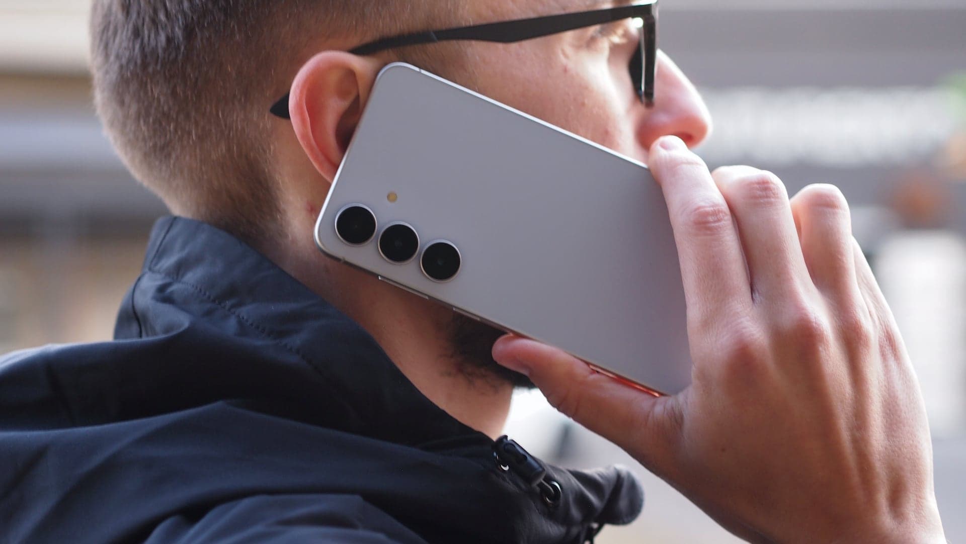 Telefonování s mobilem Samsung Galaxy S25 FE | Zdroj: Luboš Srb