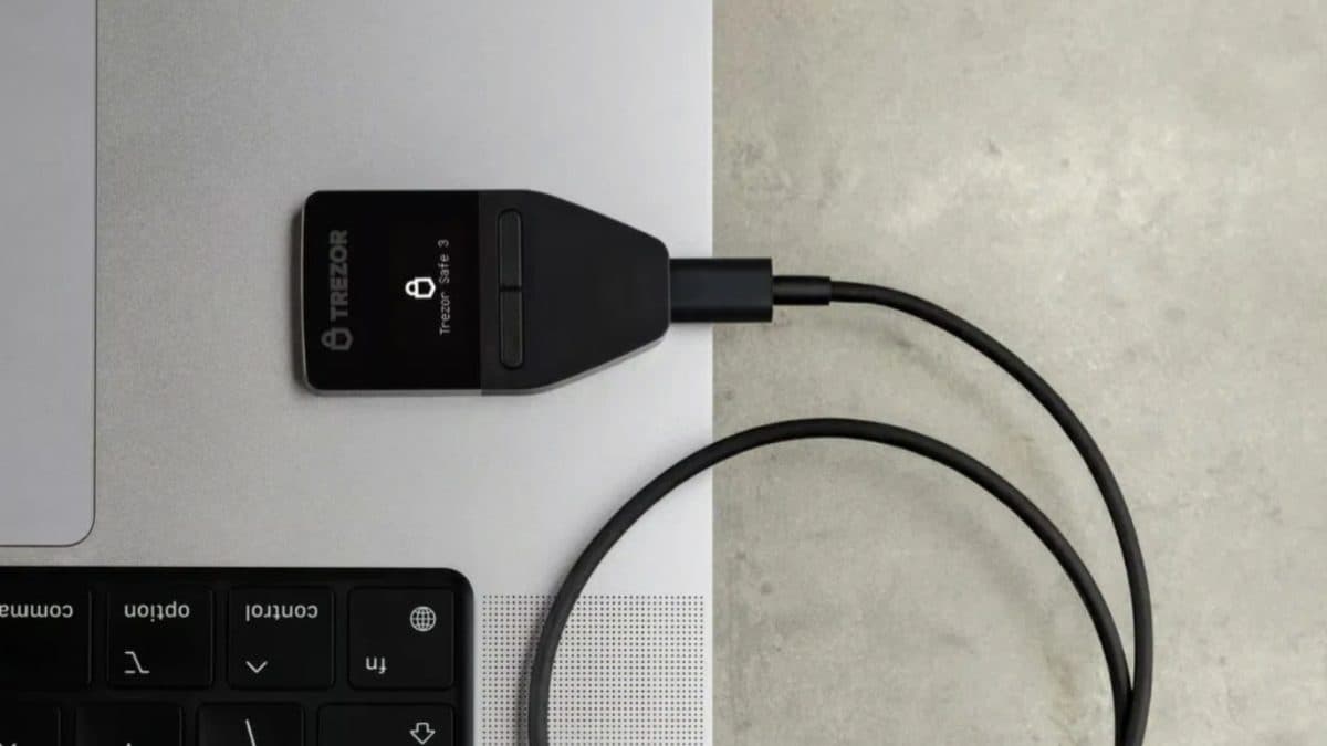 Hardwarová peněženka Trezor Safe 3 | Zdroj: Alza