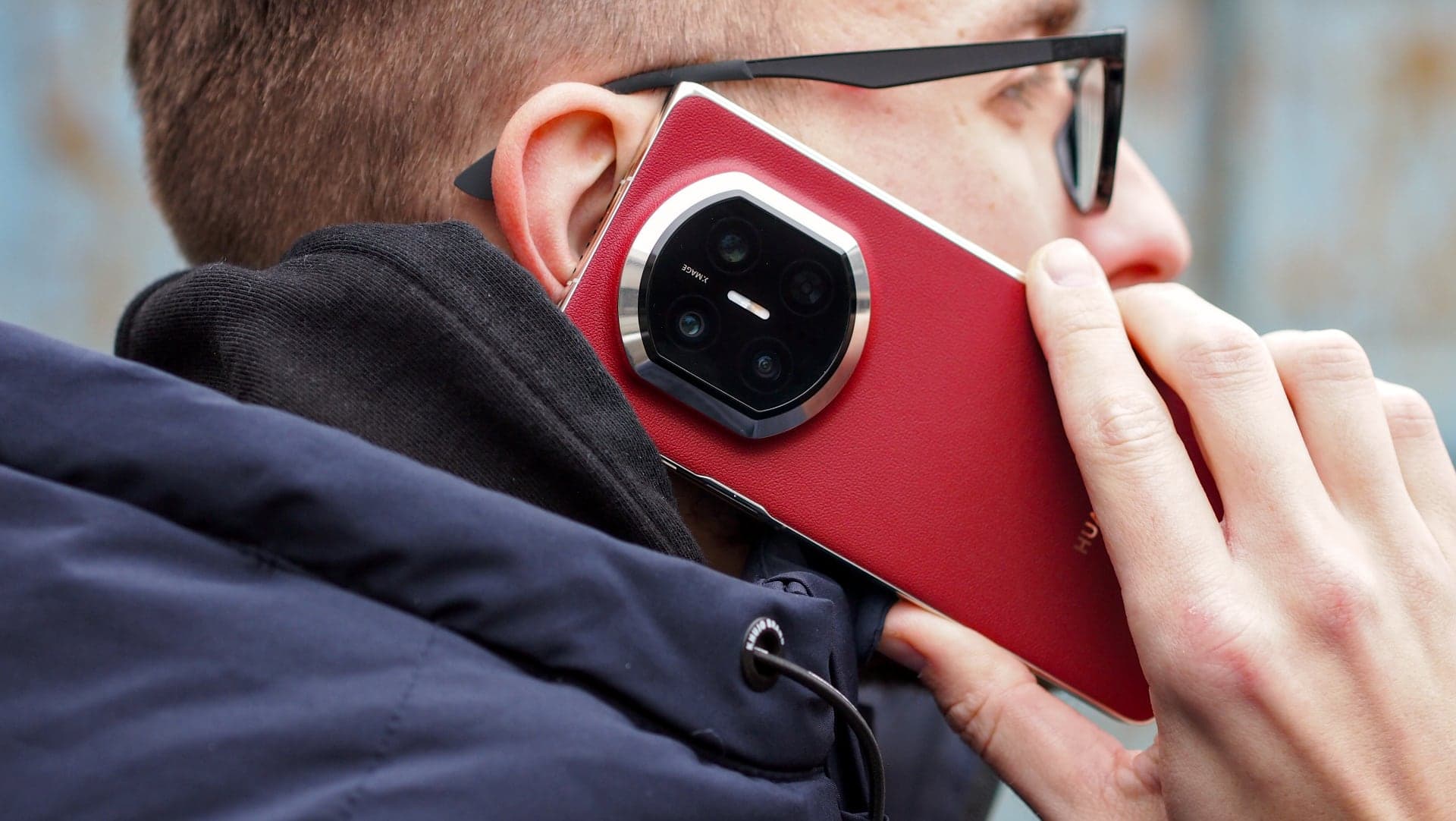 Telefonování s mobilem Huawei Mate X7 | Zdroj: Luboš Srb