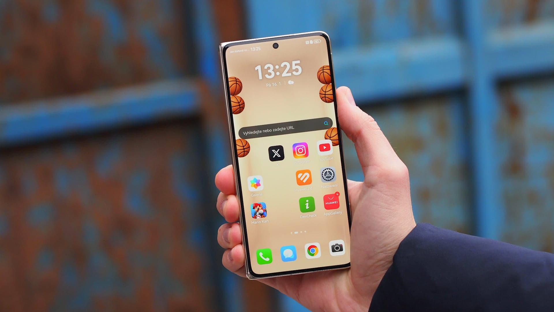 Huawei Mate X7, vnější displej | Zdroj: Luboš Srb