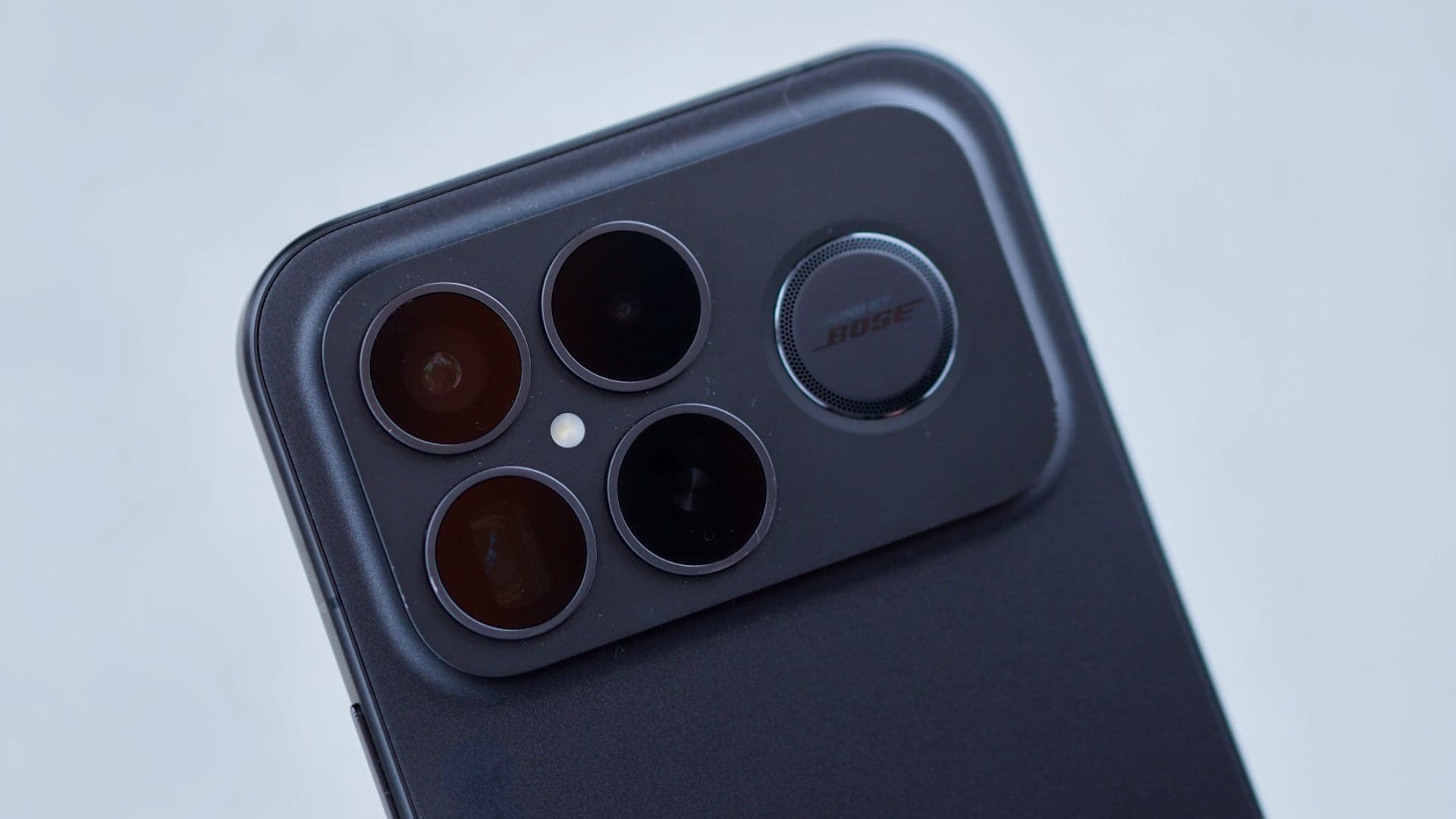 Poco F8 Ultra, detail fotoaparátu | Zdroj: Luboš Srb