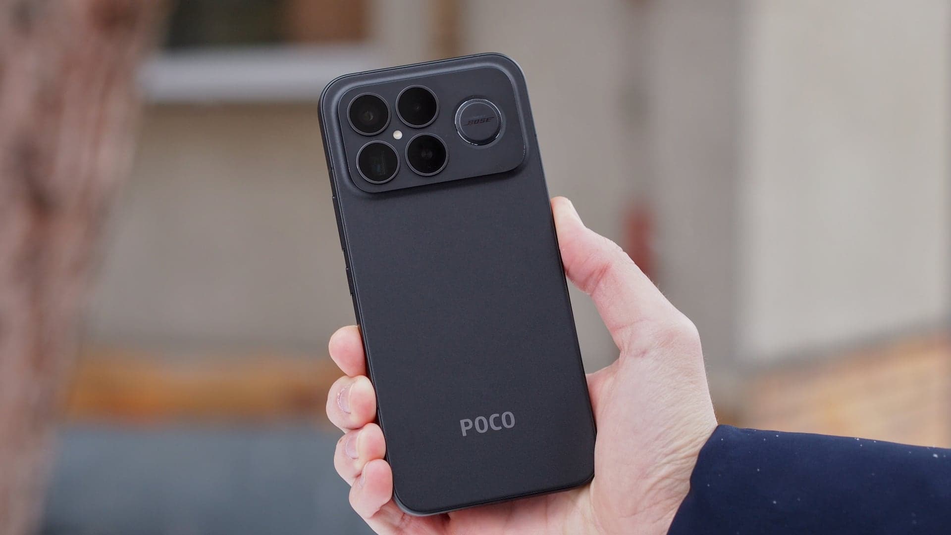 Poco F8 Ultra v ruce | Zdroj: Luboš Srb