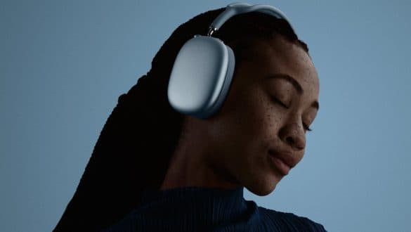 Samsung se po letech vrací ke sluchátkům přes hlavu. Chce zatopit Applu