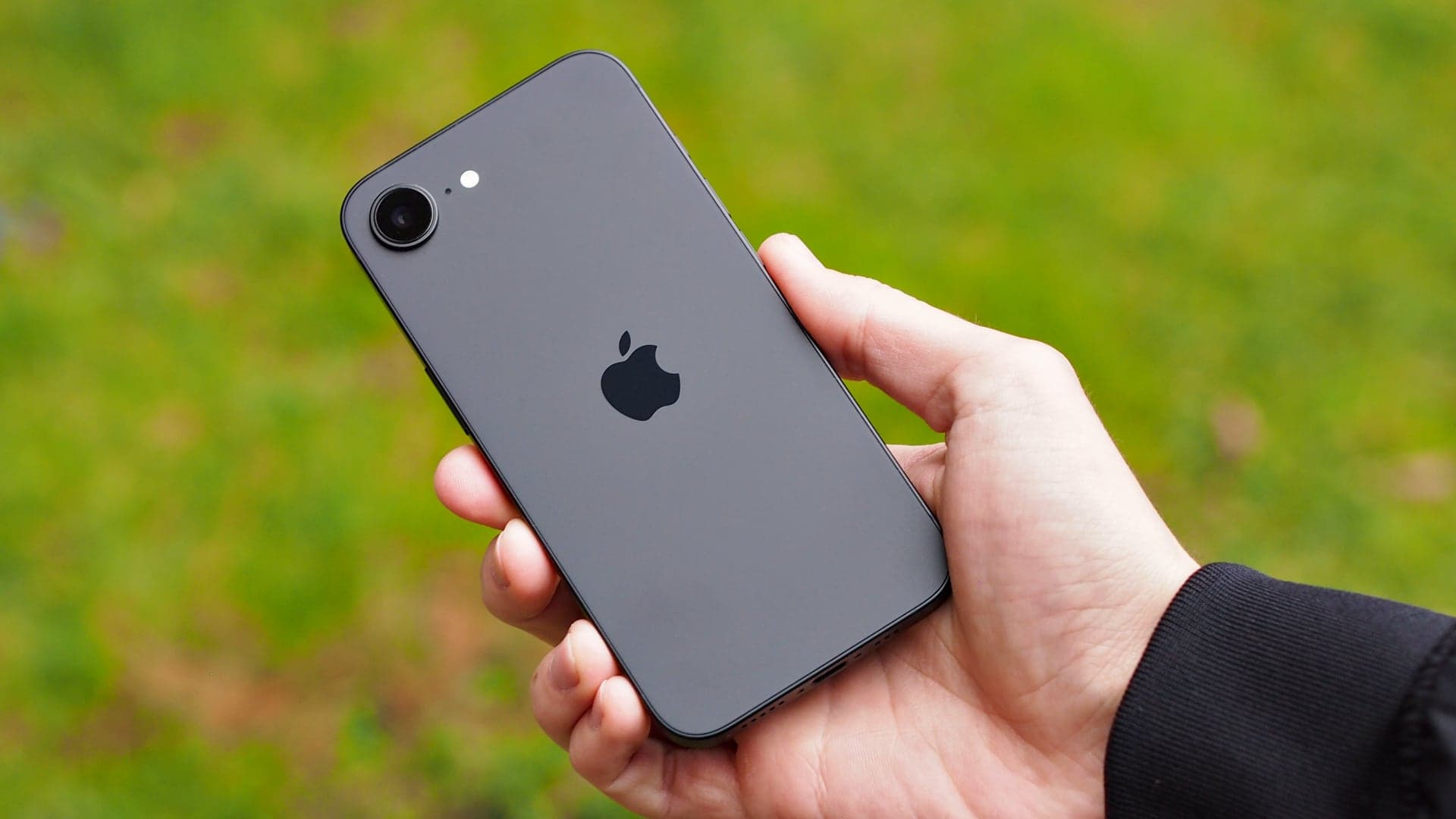 iPhone 17e v ruce | Zdroj: Luboš Srb