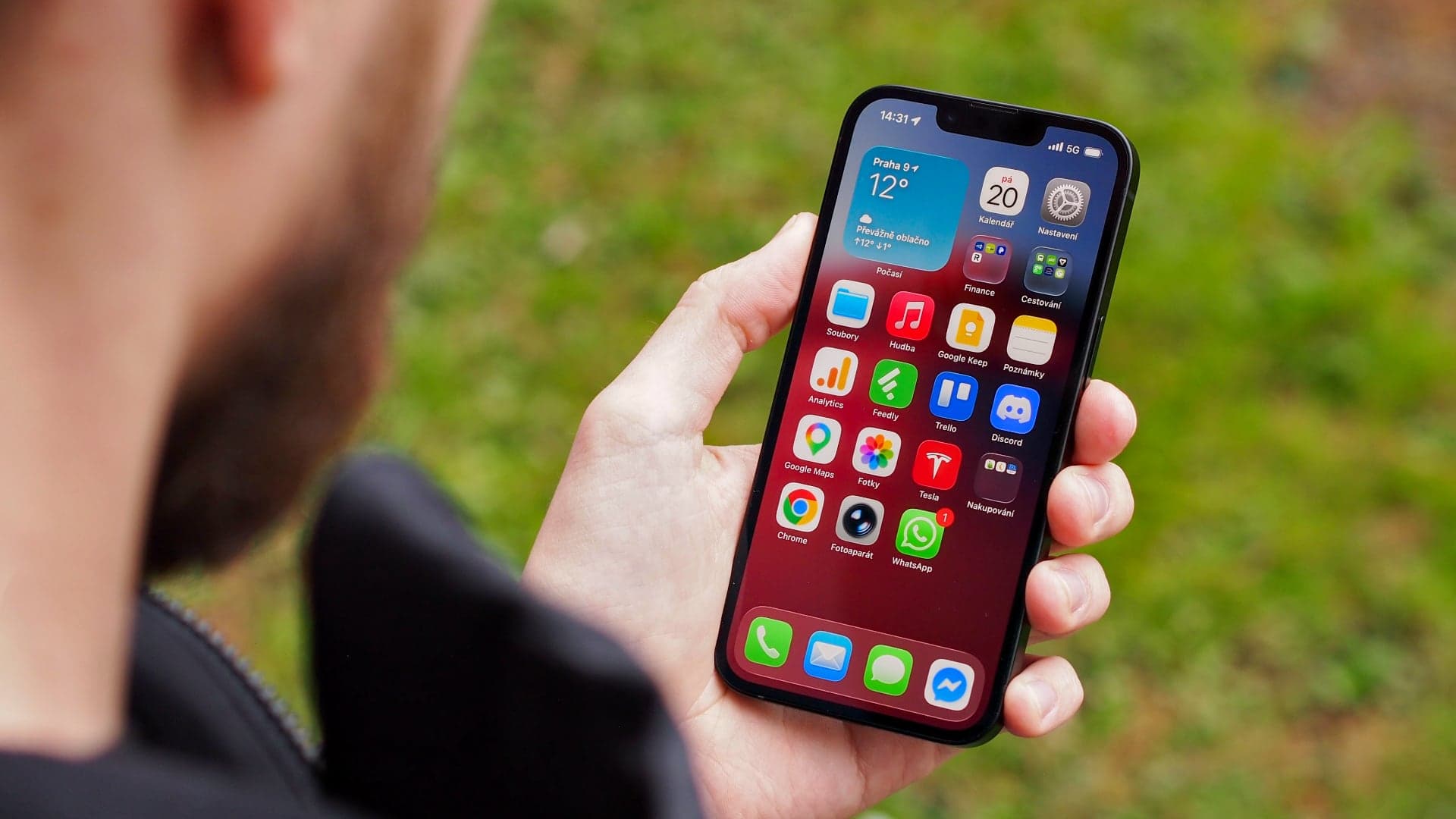 iPhone 17e v ruce | Zdroj: Luboš Srb