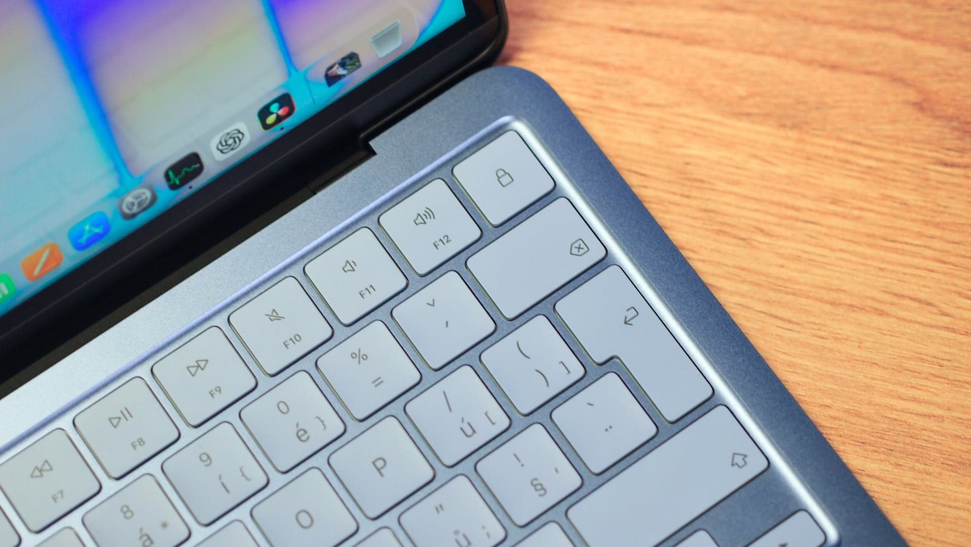 MacBook Neo, detail klávesnice | Zdroj: Luboš Srb