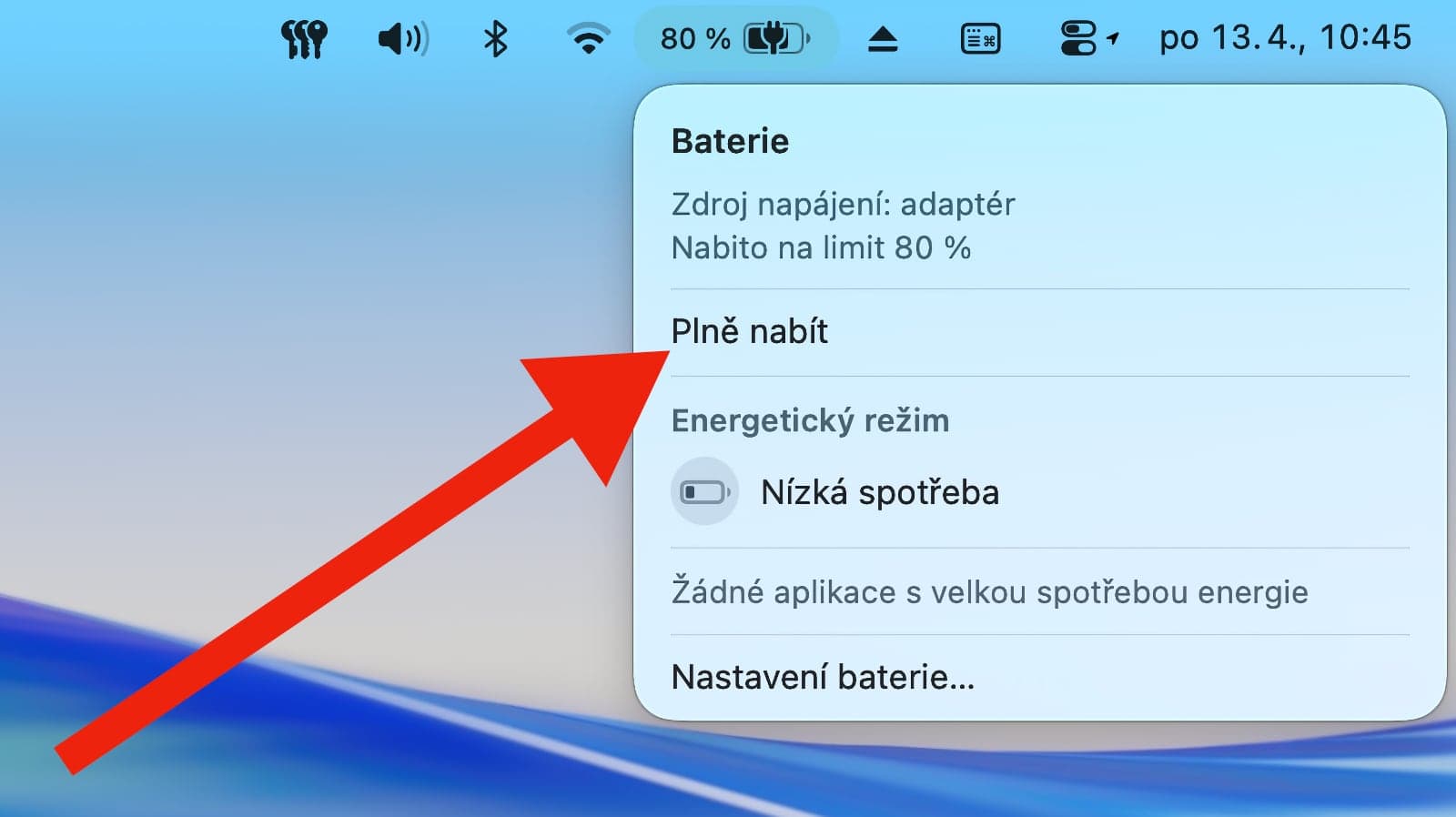 Než vyrazíte na cestu, nechte si MacBook plně dobít | Zdroj: Luboš Srb