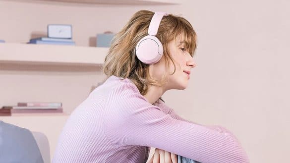 Alza zlevnila fajn sluchátka od Sony. Teď stojí jen 1 032 Kč, jiná si nekupujte
